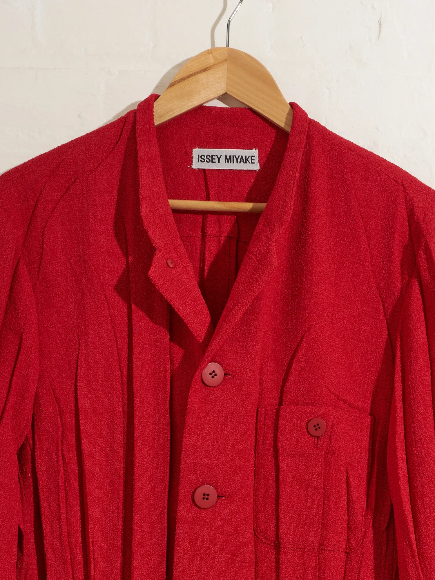 Issey Miyake red creased polyester 5 button stand collar blazer - size M L