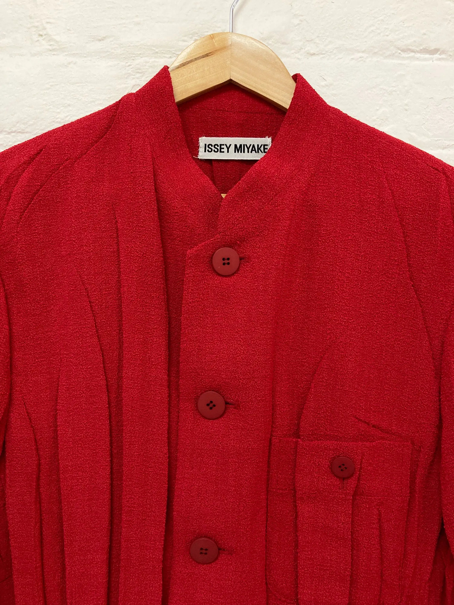 Issey Miyake red creased polyester 5 button stand collar blazer - size M L